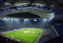 HSV-Frauen gewinnen im Elfmeterschießen Das Volksparkstadion im Weitwinkel ausgenommen bei Nacht. Der Rasen ist hell erleuchtet.