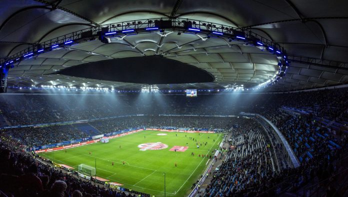 Volksparkstadion Das Volksparkstadion im Weitwinkel ausgenommen bei Nacht. Der Rasen ist hell erleuchtet.
