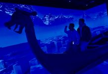 Immersiv und etwas gruselig: Zeitreise zu den Wikingern Zwei Männer stehen auf einem Wikingerschiff in der Ausstellung.