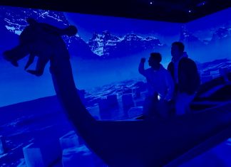 Immersiv und etwas gruselig: Zeitreise zu den Wikingern Zwei Männer stehen auf einem Wikingerschiff in der Ausstellung.