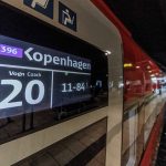 Neue Eurocity-Züge zwischen Hamburg und Kopenhagen Der neue Eurocity steht an einem Gleis des Hamburger Hauptbahnhofs. Zu sehen ist eine Anzeige seitlich am Zug, die Kopenhagen als Ziel angibt.