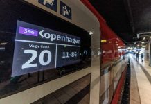 Neue Eurocity-Züge zwischen Hamburg und Kopenhagen Der neue Eurocity steht an einem Gleis des Hamburger Hauptbahnhofs. Zu sehen ist eine Anzeige seitlich am Zug, die Kopenhagen als Ziel angibt.