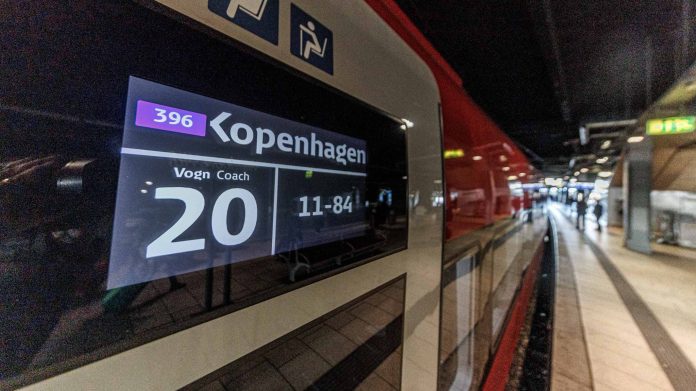 Der neue Eurocity steht an einem Gleis des Hamburger Hauptbahnhofs. Zu sehen ist eine Anzeige seitlich am Zug, die Kopenhagen als Ziel angibt.