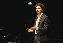 Dirigent Emanuel Meshvinski Ein Dirigent steht auf der Bühne.