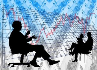 Klima, Trump, Resilienz: Ein Tag zur Wirtschaft der Zukunft Ein Symbodbil. Vorne sitzen zwei schwarz ausgemalte Figuren, einander zugewandt. Der Hintergrund ist blau mit Graphen und lässt auf Wirtschaftszahlen schließen.