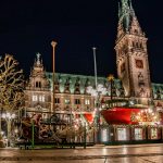 Das sind die Hamburger Weihnachtsmärkte 2025 https://pixabay.com/photos/christmas-market-hamburg-town-hall-3828428/