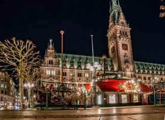 Das sind die Hamburger Weihnachtsmärkte 2025 https://pixabay.com/photos/christmas-market-hamburg-town-hall-3828428/