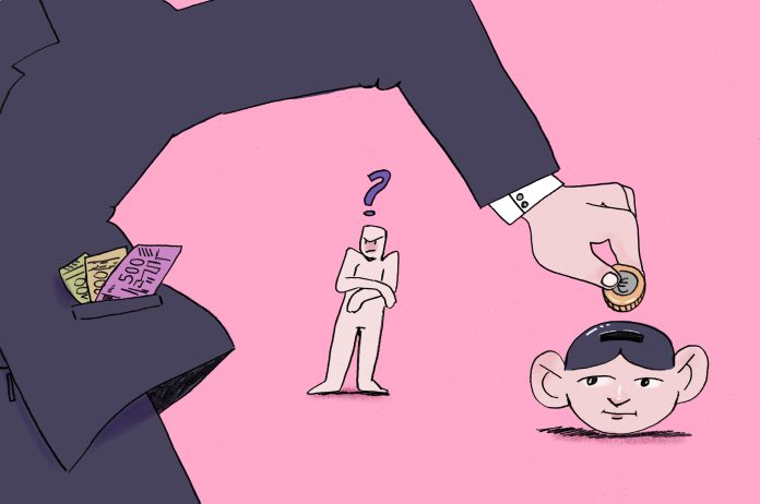 Ein Arm im Anzug wirft ein Geldstück in eine Spardose. Die Spardose ist ein Gesicht. In der Mitte des Bildes steht eine Person mit verschrenkten Armen, über ihr ist ein Fragezeichen.