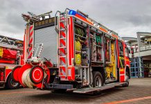 Brand in Tiefgarage: Feuerwehr gibt Entwarnung Ein Feuerwehrauto von hinten.