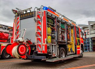 Brand in Tiefgarage: Feuerwehr gibt Entwarnung Ein Feuerwehrauto von hinten.