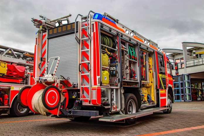Ein Feuerwehrauto von hinten.