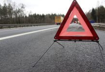 Deutschlands gefährlichste Straße liegt in Hamburg Straße mit einem Warndreieck. Symbolbild für einen Verkehrsunfall.