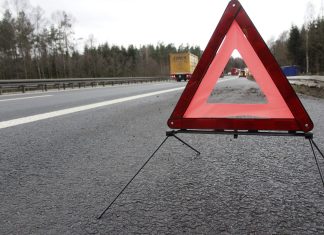 Deutschlands gefährlichste Straße liegt in Hamburg Straße mit einem Warndreieck. Symbolbild für einen Verkehrsunfall.