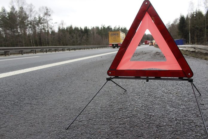 warning-triangle Straße mit einem Warndreieck. Symbolbild für einen Verkehrsunfall.