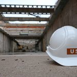 U5 wird nach Lurup und Osdorf verlängert Ein weißer Helm mit der Aufschrift U5 liegt in einer Baugrube aus Beton auf dem Boden.