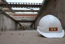 U5 wird nach Lurup und Osdorf verlängert Ein weißer Helm mit der Aufschrift U5 liegt in einer Baugrube aus Beton auf dem Boden.