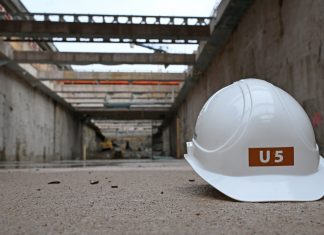 U5 wird nach Lurup und Osdorf verlängert Ein weißer Helm mit der Aufschrift U5 liegt in einer Baugrube aus Beton auf dem Boden.