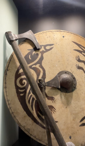 In der Ausstellung gibt es einige spannende Objekte zu sehen – auch wenn es sich dabei um Replika handelt. Foto: Sebastian Geschwill/Vivian Maxim Calderon