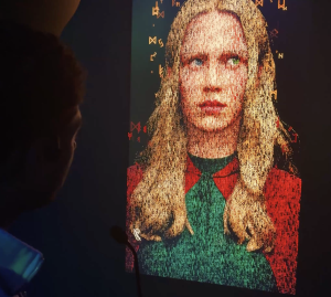 Die Ausstellung ist so immersiv, dass ihr sogar selbst mit der Wikinger-Königin Kráka sprechen könnt – möglich macht das KI. Foto: Sebastian Geschwill/Vivian Maxim Calderon