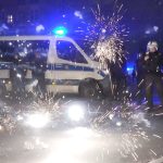Feuerwerksverbot rund um Binnenalster Polizeibeamte stehen hinter explodierendem Feuerwerk.