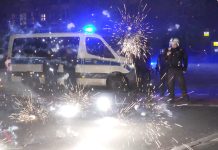 Feuerwerksverbot rund um Binnenalster Polizeibeamte stehen hinter explodierendem Feuerwerk.