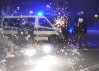 Feuerwerksverbot rund um Binnenalster Polizeibeamte stehen hinter explodierendem Feuerwerk.