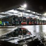 Mehr Nachtbusse für Hamburg Busse stehen nachts auf dem Gelände des Bus-Betriebshofs Alsterdorf der Hamburger Hochbahn.