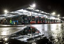 Mehr Nachtbusse für Hamburg Busse stehen nachts auf dem Gelände des Bus-Betriebshofs Alsterdorf der Hamburger Hochbahn.