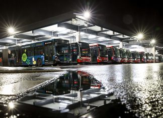 Mehr Nachtbusse für Hamburg Busse stehen nachts auf dem Gelände des Bus-Betriebshofs Alsterdorf der Hamburger Hochbahn.