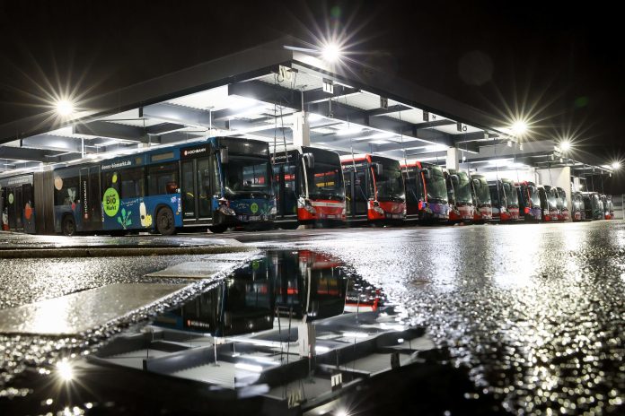 Busse bei Nacht Busse stehen nachts auf dem Gelände des Bus-Betriebshofs Alsterdorf der Hamburger Hochbahn.