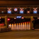 Elbtunnel und A7: Sperrung am Wochenende Ein Bild des Elbtunnels in der Nacht. Die Leuchttafeln zeigen Aufschriften wie "Stop" und "Stop in 150m"