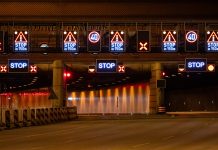 Elbtunnel und A7: Sperrung am Wochenende Ein Bild des Elbtunnels in der Nacht. Die Leuchttafeln zeigen Aufschriften wie "Stop" und "Stop in 150m"