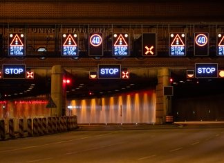 Elbtunnel und A7: Sperrung am Wochenende Ein Bild des Elbtunnels in der Nacht. Die Leuchttafeln zeigen Aufschriften wie "Stop" und "Stop in 150m"