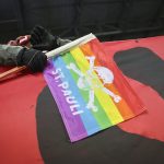 St. Pauli überrascht im DFB-Pokal Ein nicht erkennbare Person hält eine Regenbogenflagge mit der Aufschrift St.Pauli in der Hand.