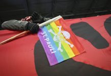 St. Pauli überrascht im DFB-Pokal Ein nicht erkennbare Person hält eine Regenbogenflagge mit der Aufschrift St.Pauli in der Hand.