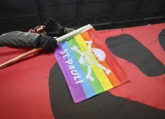 St. Pauli überrascht im DFB-Pokal Ein nicht erkennbare Person hält eine Regenbogenflagge mit der Aufschrift St.Pauli in der Hand.