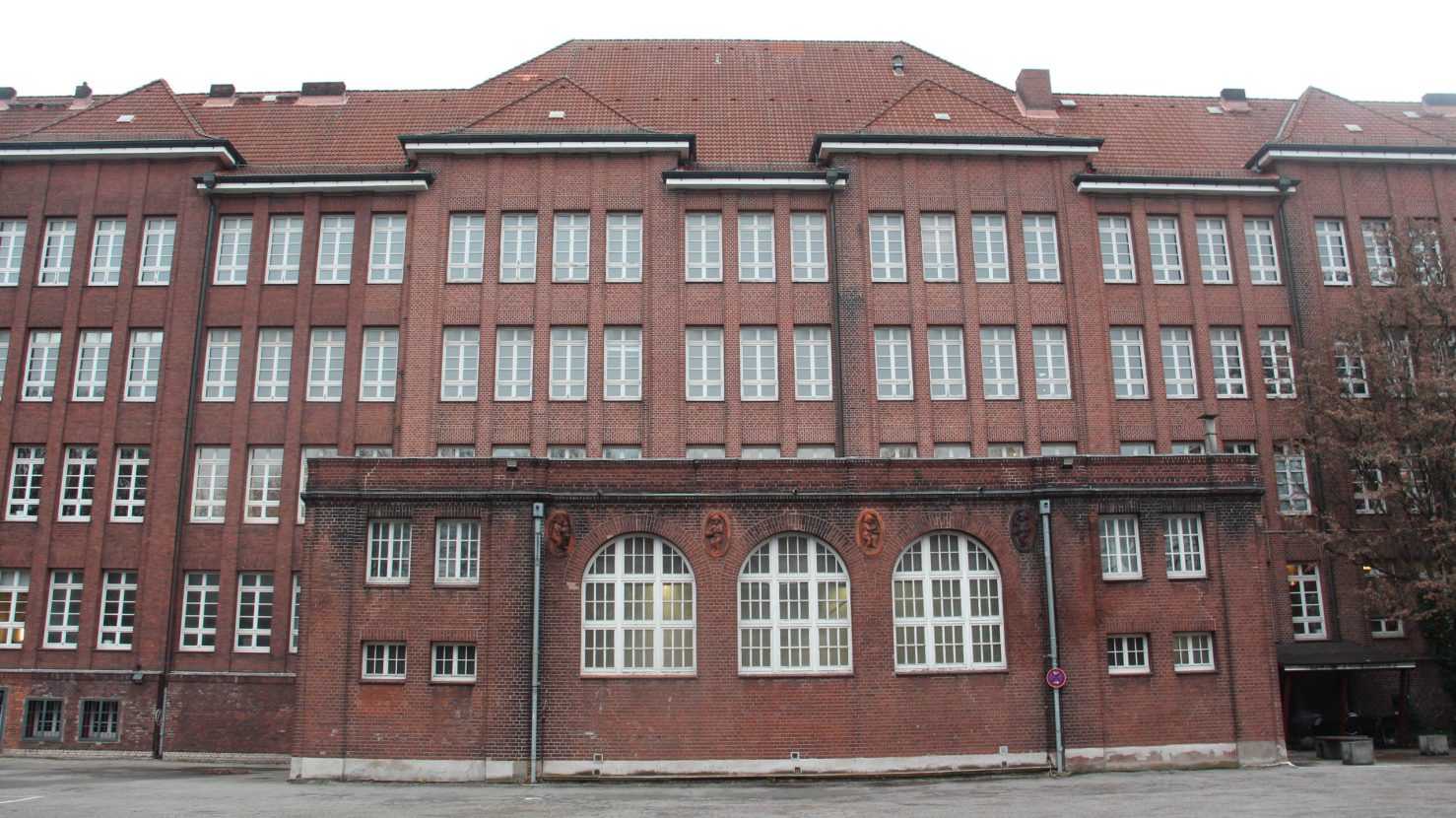 Ein massives rotes Klinkergebäude mit dutzenden Fenstern. Hier spielt unteranderem das Videospiel: Erinnern. Die Kinder vom Bullenhuser Damm”