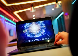 Sport, Politik, Labubu: Das sind die Google-Trends 2025 Zwei Google-Mitarbeiterinnen zeigen auf einem Laptop das Startbild einer Präsentation zur Vorstellung der Google-Suchtrends des Jahres 2025 in der Zukunftswerkstatt im deutschen Hauptsitz von Google.