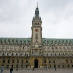 CDU-Antrag zum Klimaentscheid sorgt für Empörung Hamburger Rathaus im Regen.
