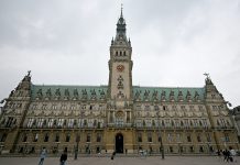 CDU-Antrag zum Klimaentscheid sorgt für Empörung Hamburger Rathaus im Regen.
