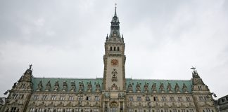 CDU-Antrag zum Klimaentscheid sorgt für Empörung Hamburger Rathaus im Regen.