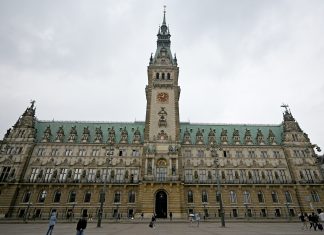 CDU-Antrag zum Klimaentscheid sorgt für Empörung Hamburger Rathaus im Regen.