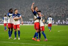 Hamburger SV gewinnt Nordderby gegen Werder Bremen Spieler des HSV jubeln im Volksparkstadion auf grünem Rasen.
