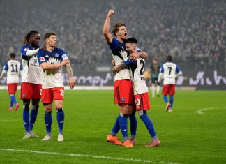 Hamburger SV gewinnt Nordderby gegen Werder Bremen Spieler des HSV jubeln im Volksparkstadion auf grünem Rasen.