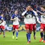 HSV siegt dramatisch, St. Pauli hält mit Bayern mit HSV-Stürmer Robert Glatzel jubelt nach dem 1:0 gegen den VfB Stuttgart.