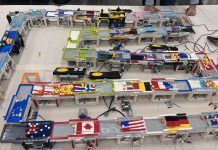 Wahrscheinlich weltlängste Lego-Kugelbahn steht Ein Teil der Kugelbahn aus Lego, die hier verschiedene Länderflaggen hat. zu sehen Deustchland, USA, Schweden. Kanada oder die Flagge der EU.