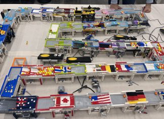 Wahrscheinlich weltlängste Lego-Kugelbahn steht Ein Teil der Kugelbahn aus Lego, die hier verschiedene Länderflaggen hat. zu sehen Deustchland, USA, Schweden. Kanada oder die Flagge der EU.