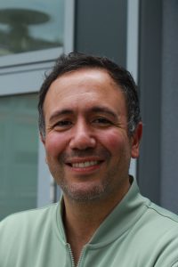 Mann lächelt in die Kamera.