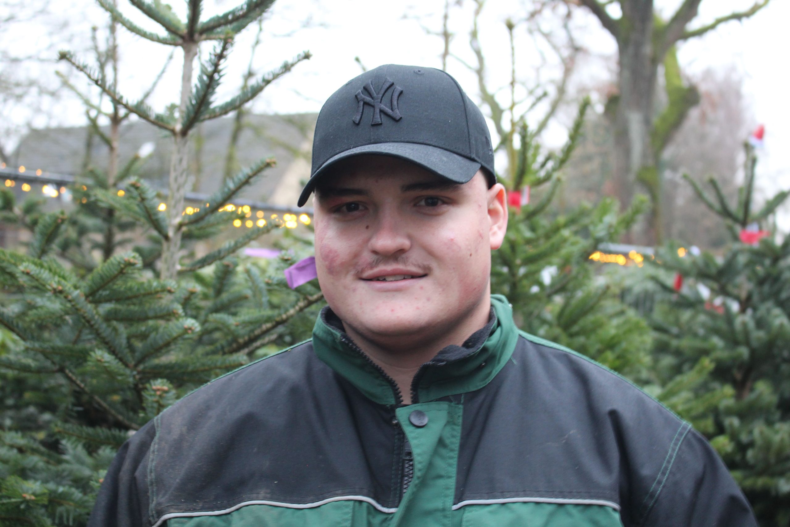 Ein junger Mann mit schwarzer Kappe.
