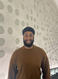 Junger Mann lächelt.